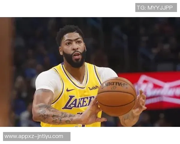 追梦格林赛后穿保护靴离开球馆伤势引发球迷担忧